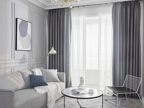 灰白色客厅窗帘（灰色窗帘白色墙配什么颜色的沙发）-图3