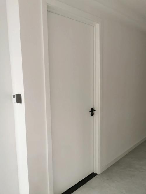 墙壁白色卧室门（白墙卧室门颜色搭配）-图1