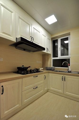 白色厨房配地砖（厨房是白色瓷砖 用什么颜色的橱柜好）-图2