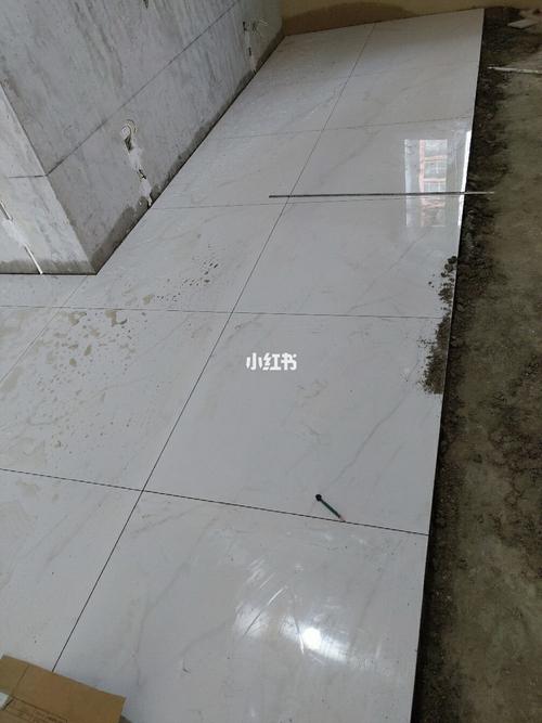 乳白色地板（乳白色地板砖用啥颜色美缝好看）-图1
