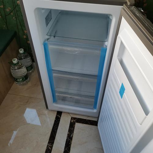 海尔冰柜前面白色塑料（海尔冰柜下面的小孔是什么）-图1
