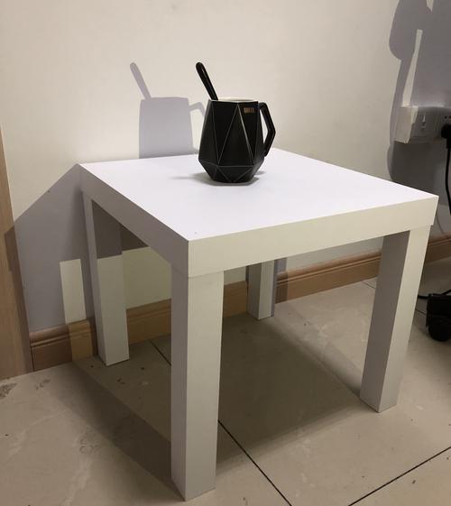 客厅桌子白色（白色桌子容易脏怎么办）-图2