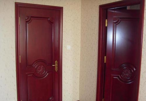 红木家具配白色卧室门（红木配白色柜门好看吗）-图1