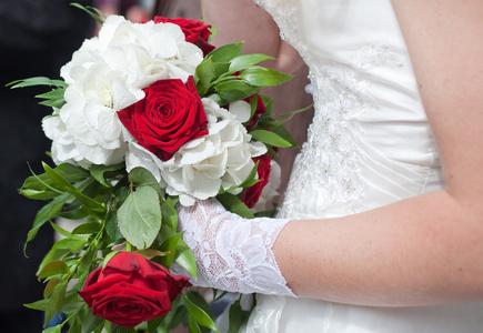 婚礼现场白色玫瑰效果（红色玫瑰白色婚礼）-图1