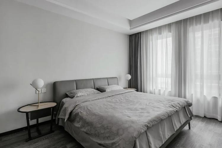 灰色窗帘白色床（灰色窗帘搭配什么床上四件套）-图1