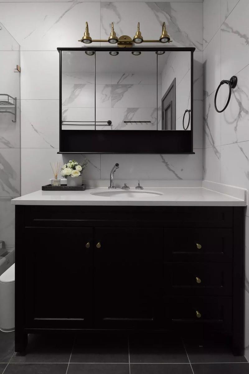 卫生间灰白色瓷砖（卫生间灰白色瓷砖黑色脸盆好看不）-图1