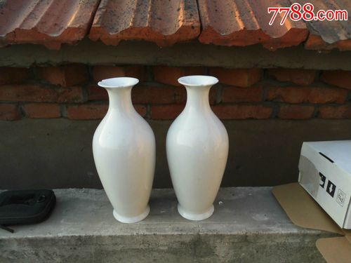 白色的花瓶（白色的花瓶没有刮油开封府瓷器）-图1
