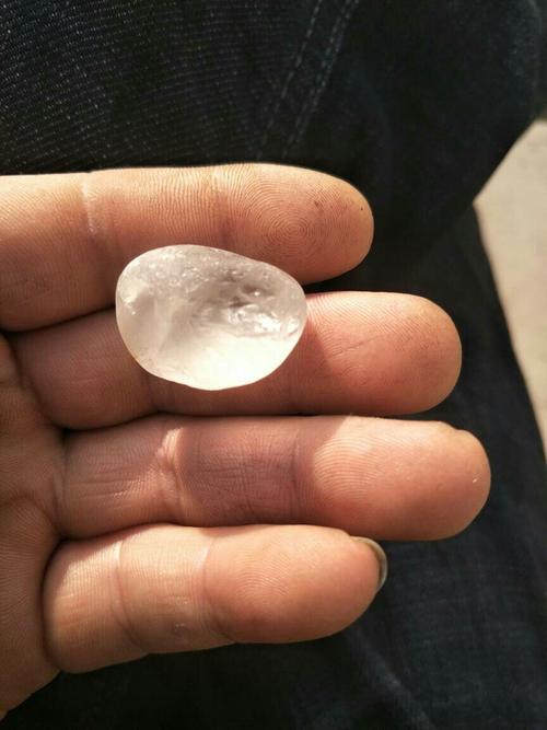 白色透明鹅卵石（白色透明鹅卵石里面棱形结晶体是什么）-图1