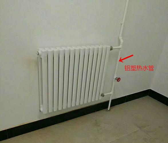 暖气白色管子（暖气管道上有一个白色的盒子）-图1