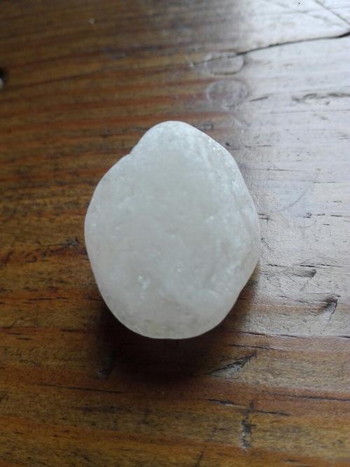 透光的奶白色石头（纯白透光的石头）-图1
