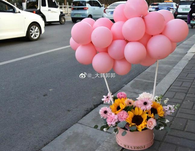 粉色和白色气球布置（粉色气球和什么颜色搭配好看图片）-图2