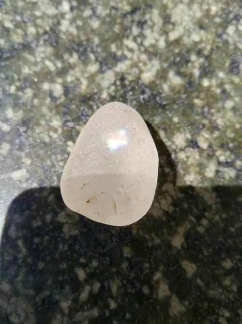 白色透明的石头图片（白色透明的石头是什么石）-图3