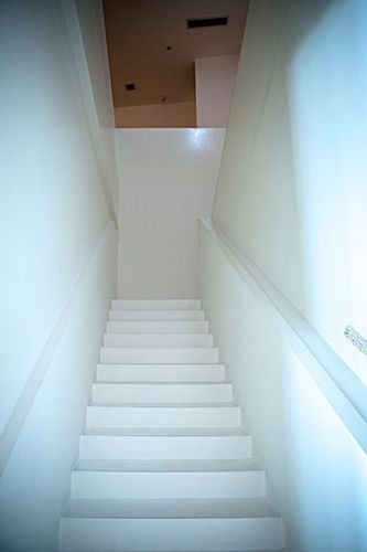 白色方形楼梯（白色方形楼梯图片）-图2