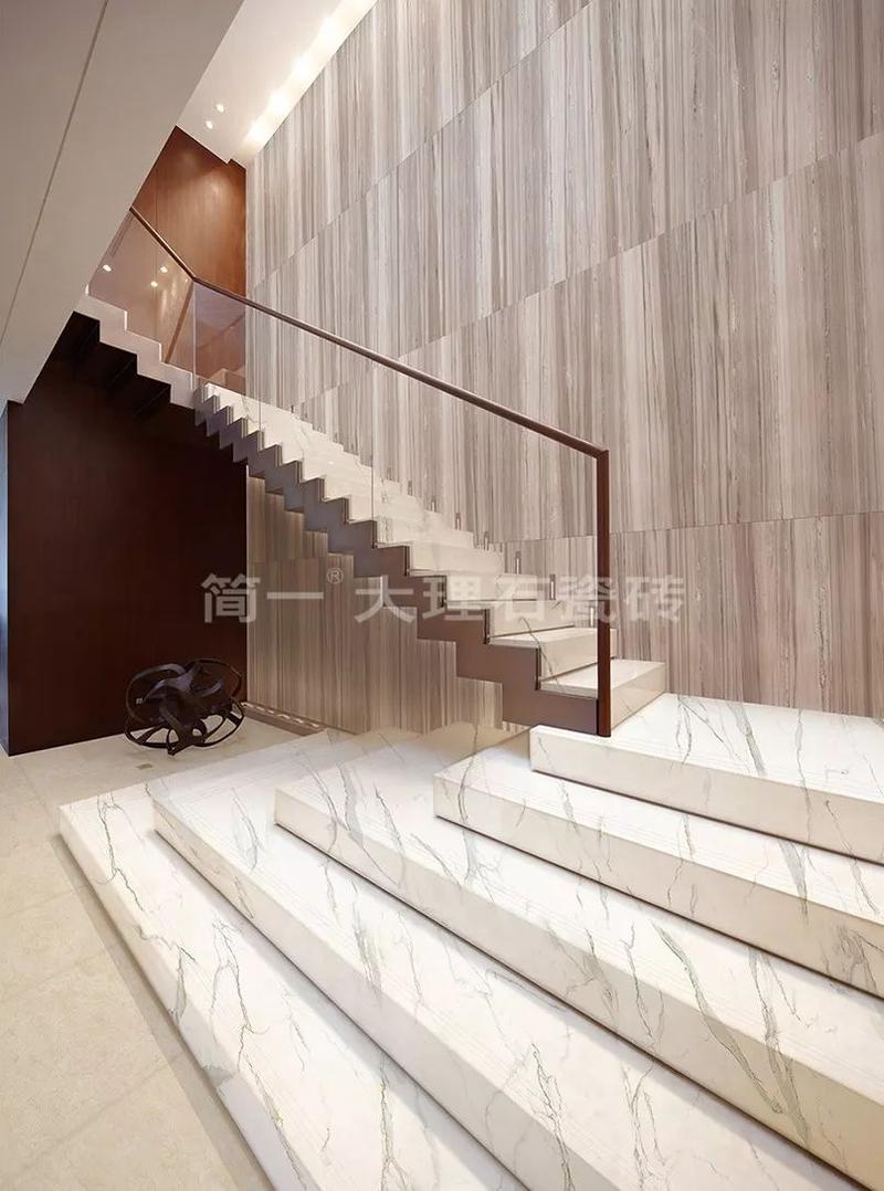 白色瓷砖楼梯踏步（瓷砖楼梯踏步怎样铺贴）-图1