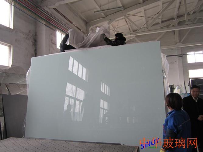 白色烤漆玻璃墙面（白色烤漆玻璃材质怎么调）-图1