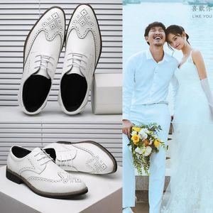 新郎结婚当天穿白色（新郎结婚可以穿白色鞋吗）-图1