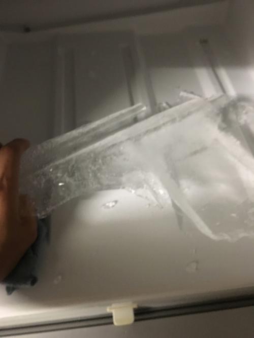 冰箱冷藏流白色液体（冰箱冷藏流白色液体怎么回事）-图2