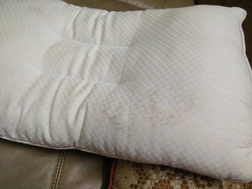 枕头心有白色粉末（枕头里有白色一片一片的）-图1