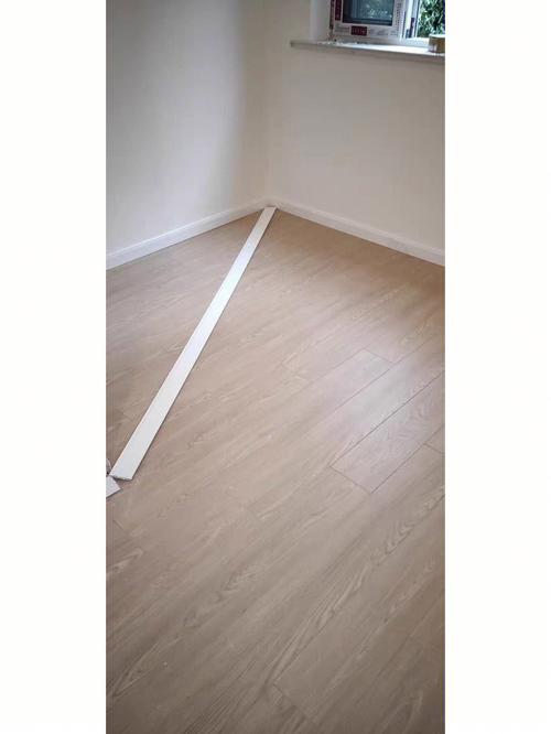 浅奶白色木地板（乳白色地板）-图2