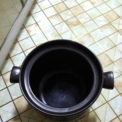 白色瓷器砂锅怎么清洗（白色陶瓷砂锅外面黑了怎么洗才干净）-图2