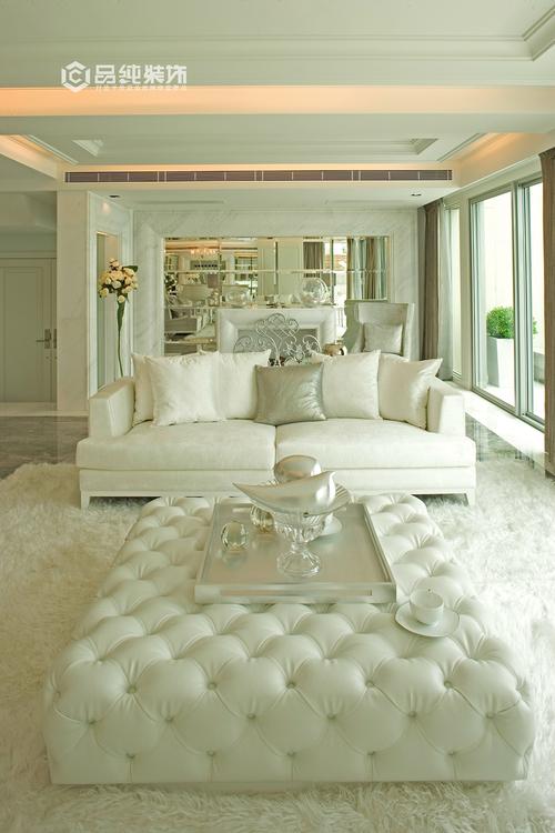 欧式白色硬沙发（白色欧式沙发背景墙效果图）-图1