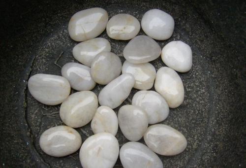 白色的鹅卵石是什么石（白色的鹅卵石是什么石头）-图1