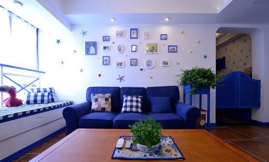 蓝白色沙发图片（蓝色沙发白色墙配什么颜色墙画）-图2