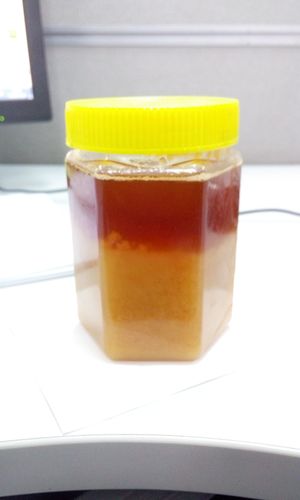 有点黄白色的蜂蜜（白色固体蜂蜜和黄色液体蜂蜜哪个好）-图1