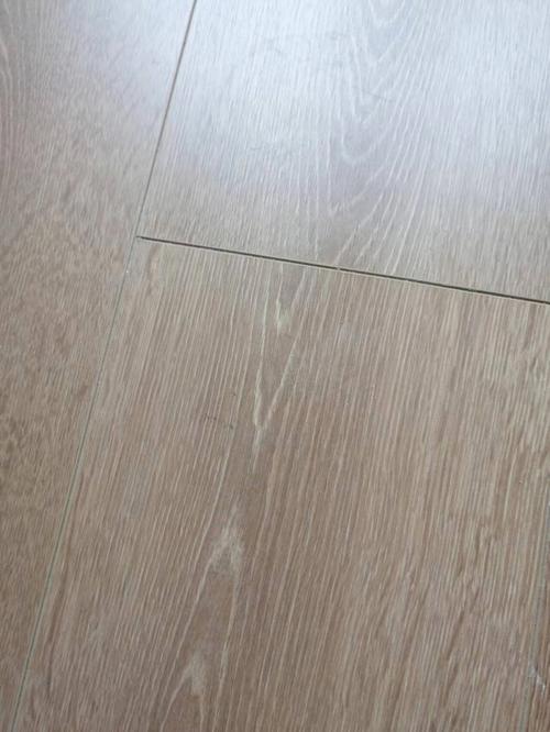 木地板有白色痕（木地板有白色痕迹正常吗）-图3