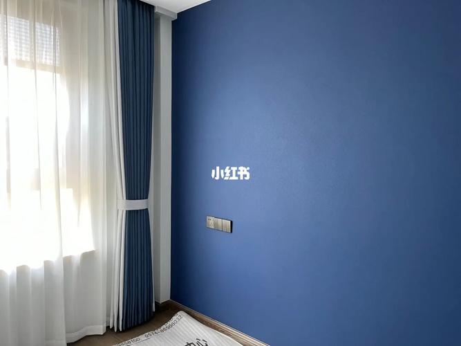 深蓝色墙面白色窗帘（深蓝色墙面白色窗帘效果图）-图3